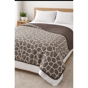 pre-owned! Michael Kors Queen Reversible Quilted Blanket Giraffe Print Brown